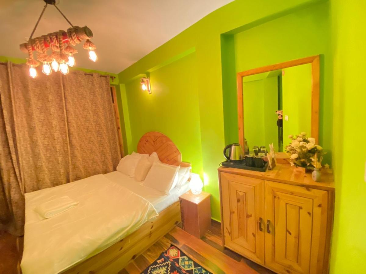 Attic Monkey Cafe & Rooms Manāli Exteriér fotografie