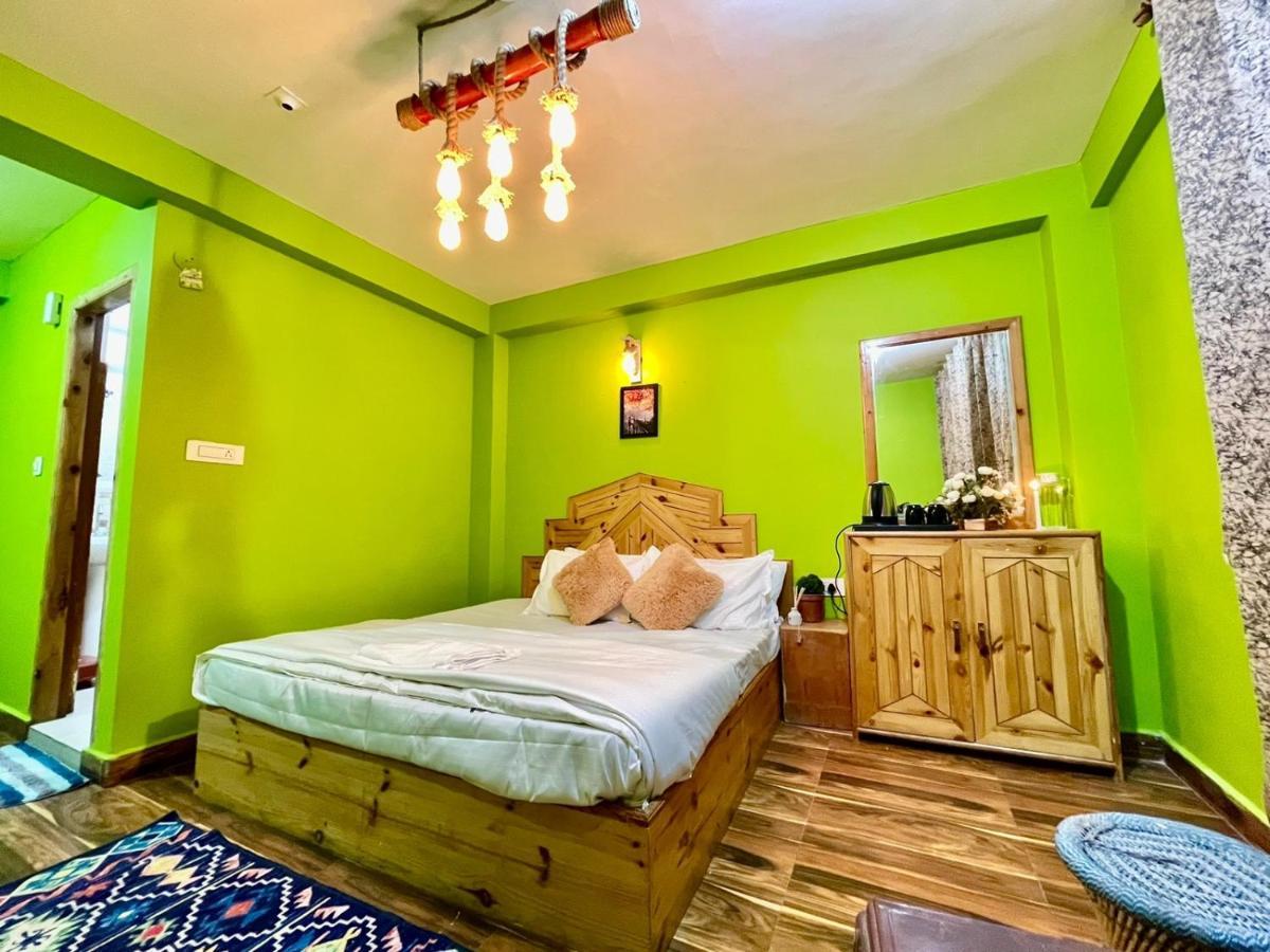 Attic Monkey Cafe & Rooms Manāli Exteriér fotografie