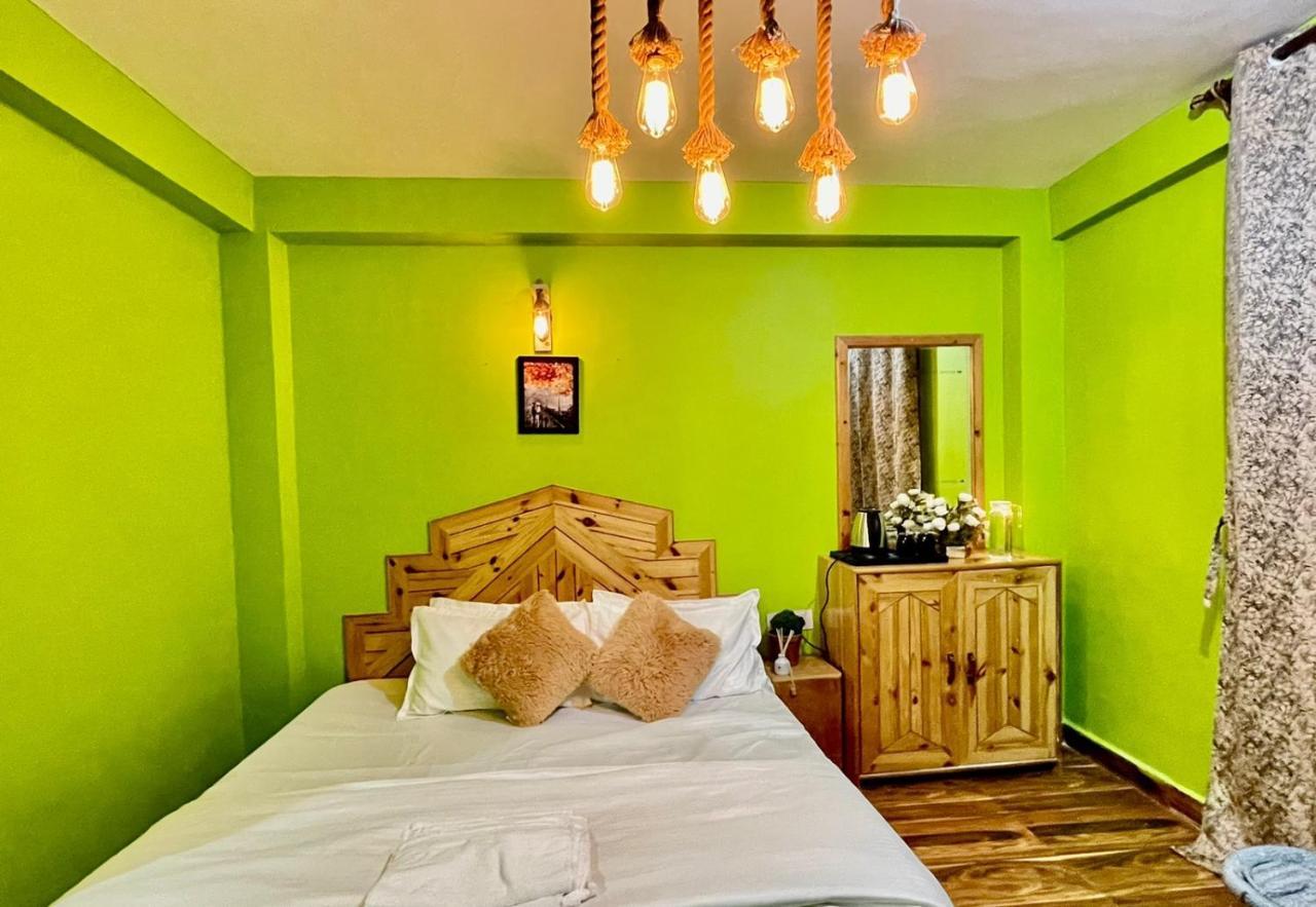 Attic Monkey Cafe & Rooms Manāli Exteriér fotografie