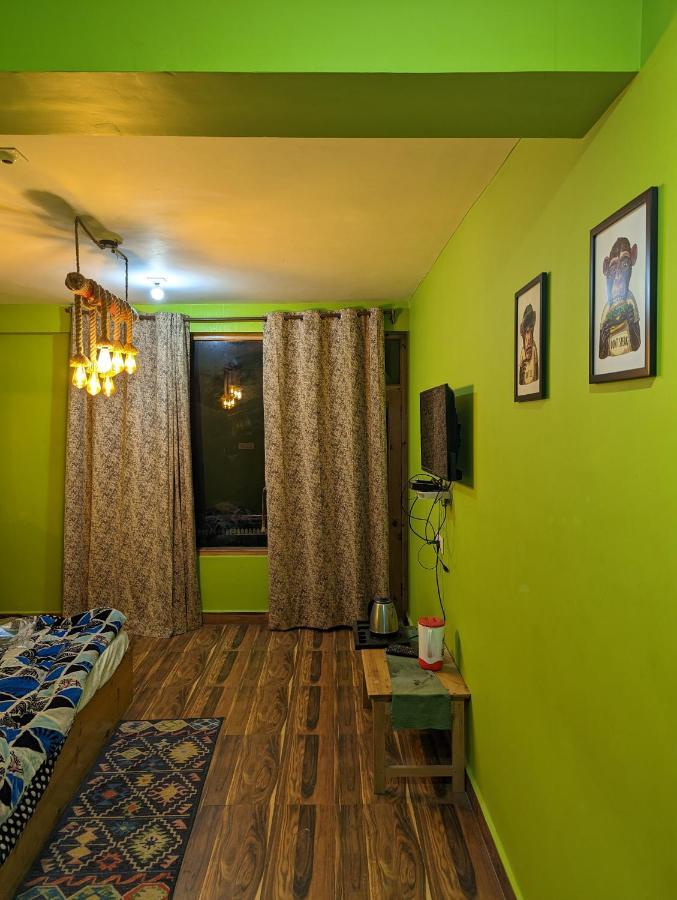 Attic Monkey Cafe & Rooms Manāli Exteriér fotografie