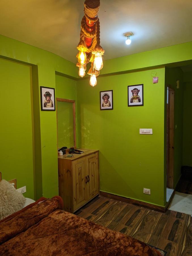 Attic Monkey Cafe & Rooms Manāli Exteriér fotografie