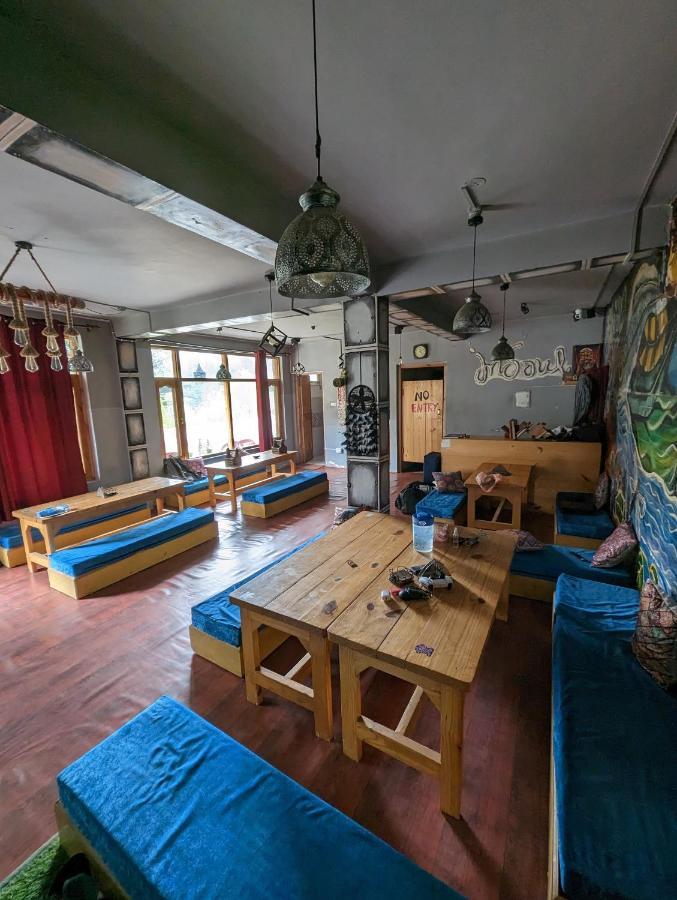 Attic Monkey Cafe & Rooms Manāli Exteriér fotografie