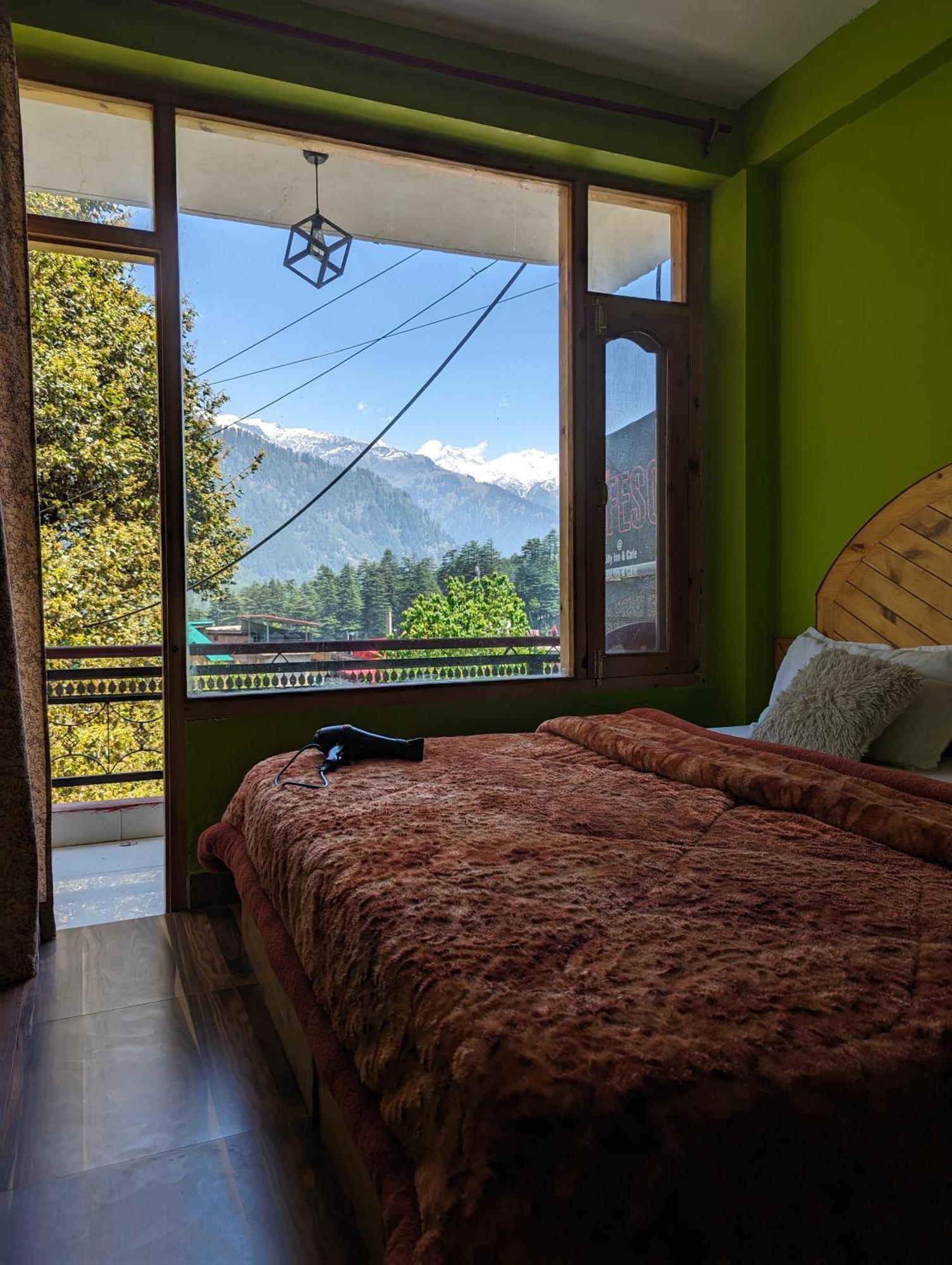 Attic Monkey Cafe & Rooms Manāli Exteriér fotografie