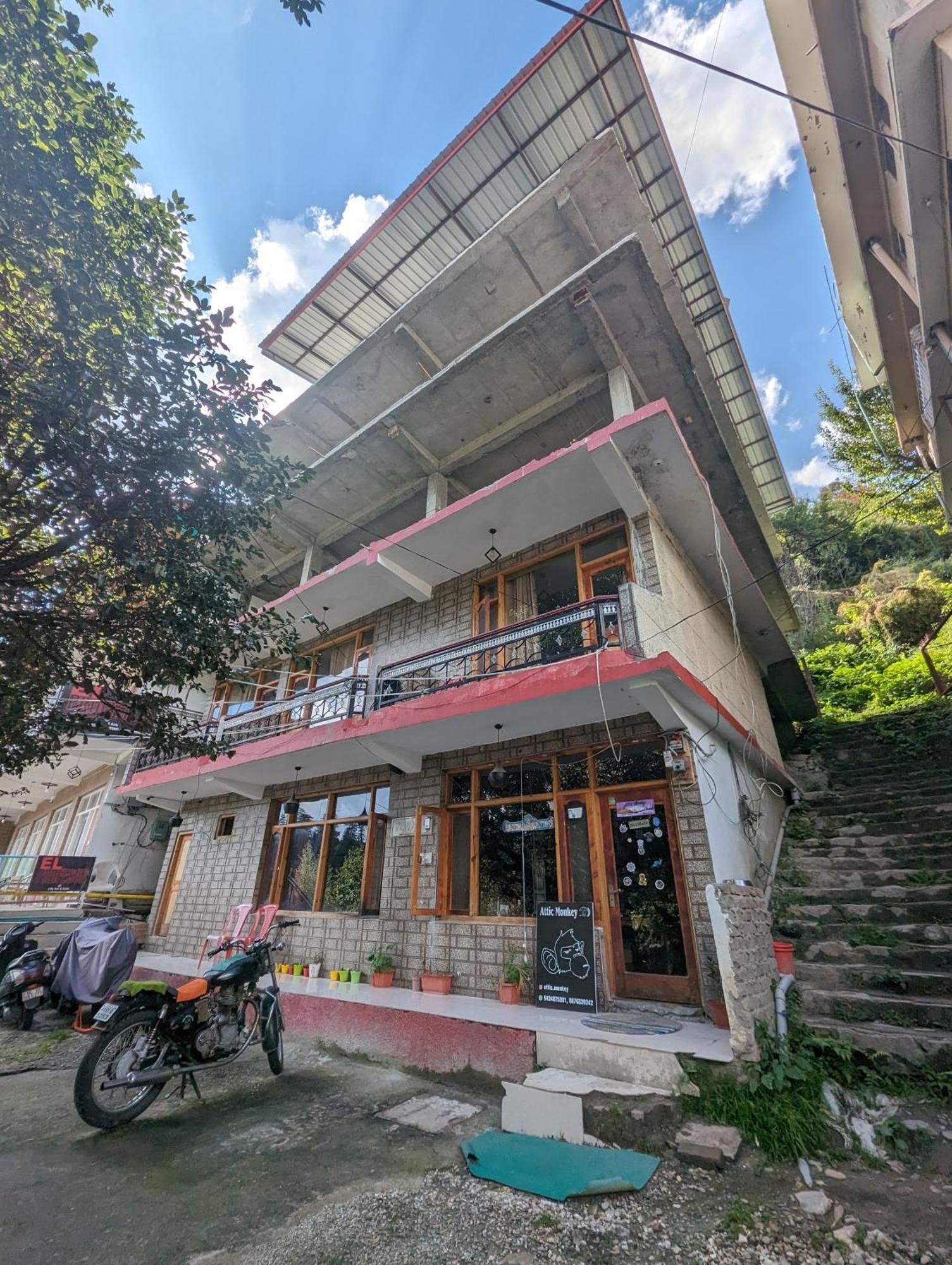 Attic Monkey Cafe & Rooms Manāli Exteriér fotografie