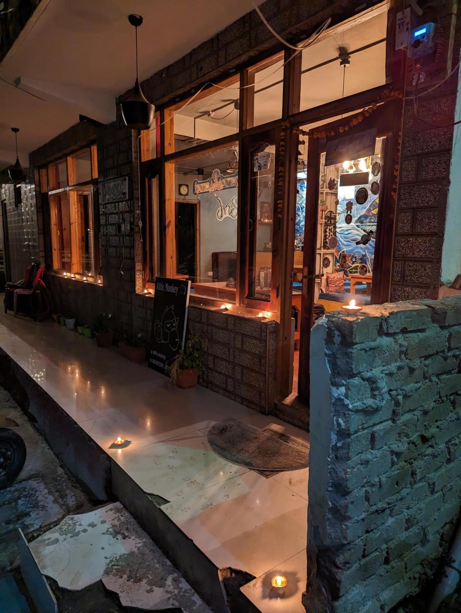 Attic Monkey Cafe & Rooms Manāli Exteriér fotografie